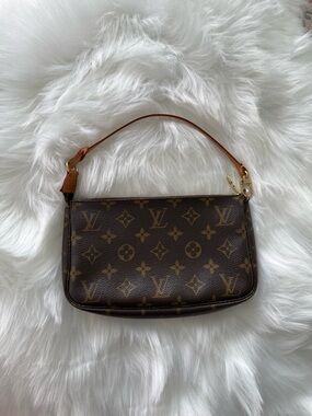 *SOLD* Louis Vuitton: Pochette Accessoires Monogram Shoulder Bag *AUTHENTIC*